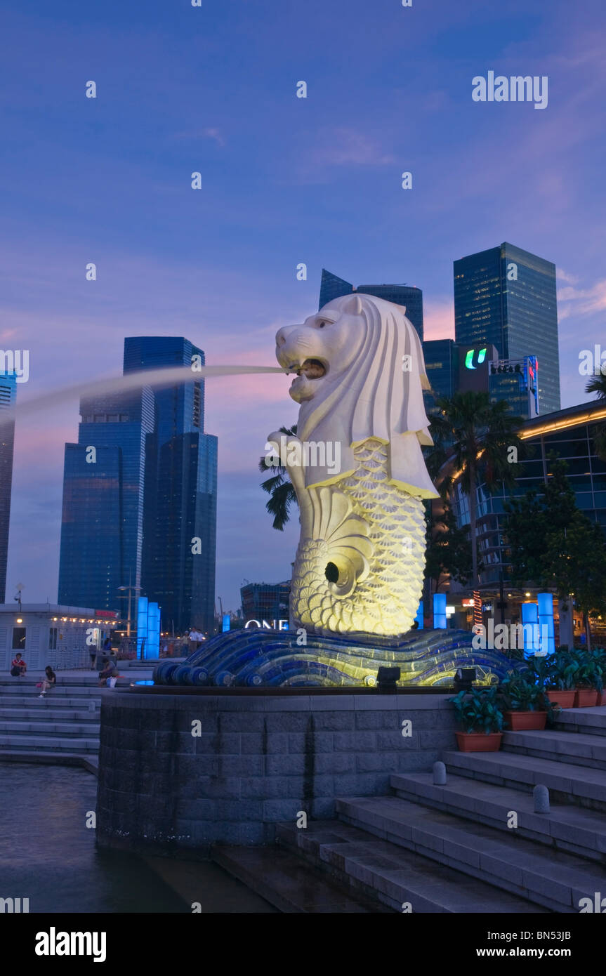 Statue du Merlion et le quartier des affaires, Singapour Banque D'Images