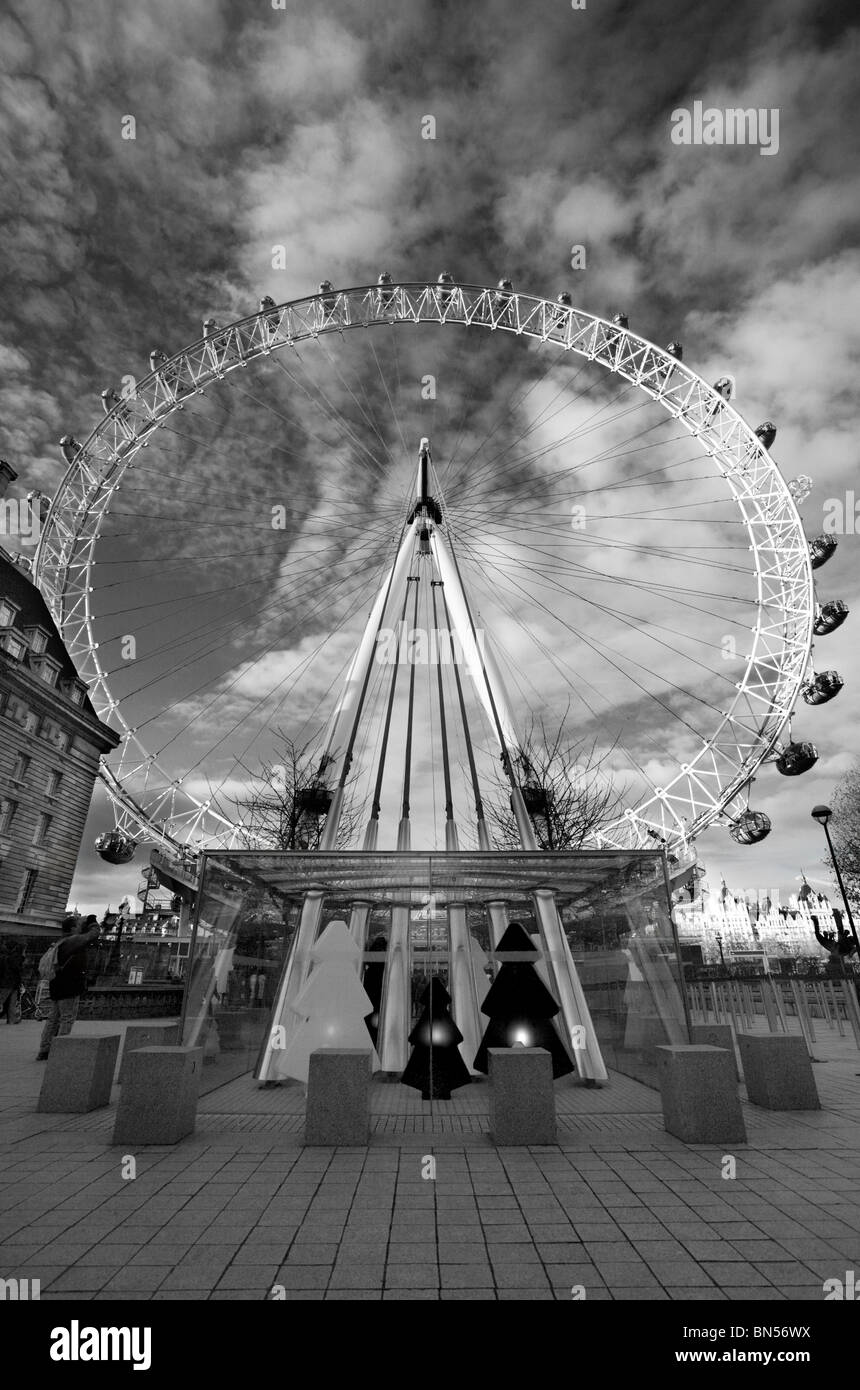 Le London Eye à Noël en monochrome Banque D'Images