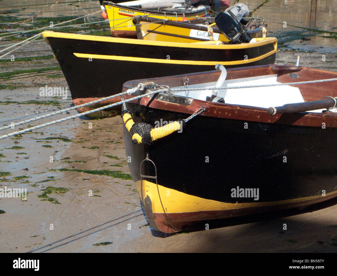 Port Mousehole Angleterre Cornwall plage bateaux de pêche d'aile bow jaune noir Banque D'Images