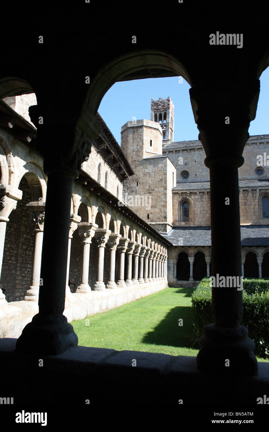 Cloître de la cathédrale romane de Saint Maria, Cathédrale de Santa Maria à La Seu d'Urgell, Pyrénées, Catalunya, Espagne Banque D'Images