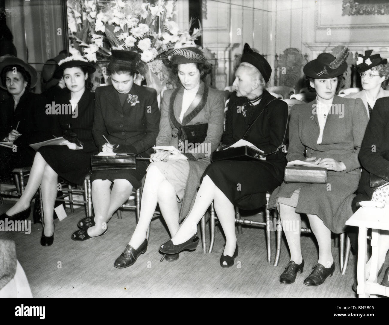 Années 40 - Fashion writers à un salon de Londres en 1943 Banque D'Images