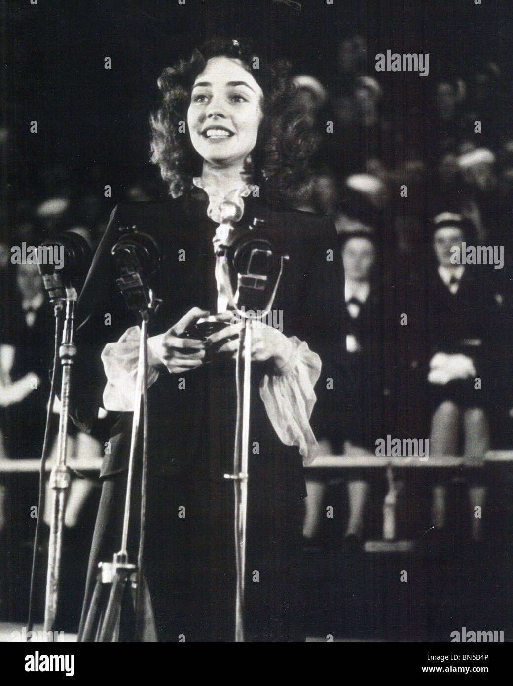 JENNIFER JONES fait sa meilleure actrice discours d'acceptation à l'Oscars 1943 pour son rôle dans le Chant de Bernadette Banque D'Images JENNIFER JONES fait sa meilleure actrice discours d'acceptation à l'Oscars 1943 pour son rôle dans le Chant de Bernadette Banque D'Images