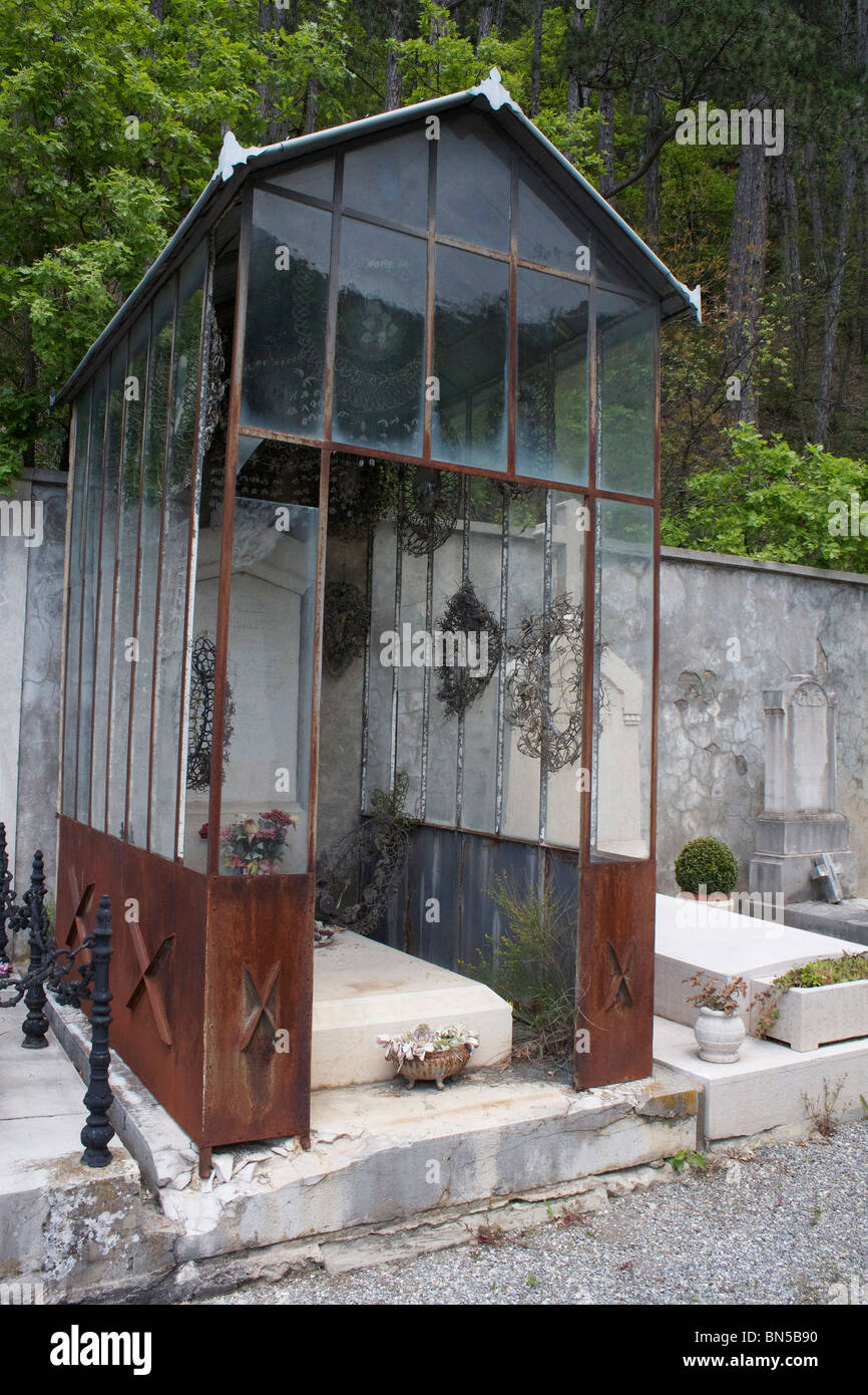 En verre clair faire-comme la famille tombe dans un cimetière français  Photo Stock - Alamy