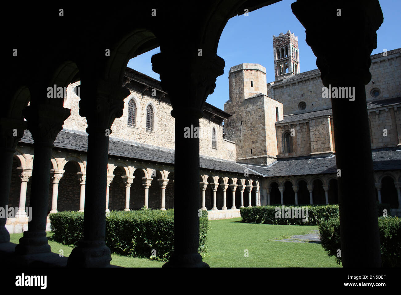 Cloître de la cathédrale romane de Saint Maria, Cathédrale de Santa Maria à La Seu d'Urgell, Pyrénées, Catalunya, Espagne Banque D'Images