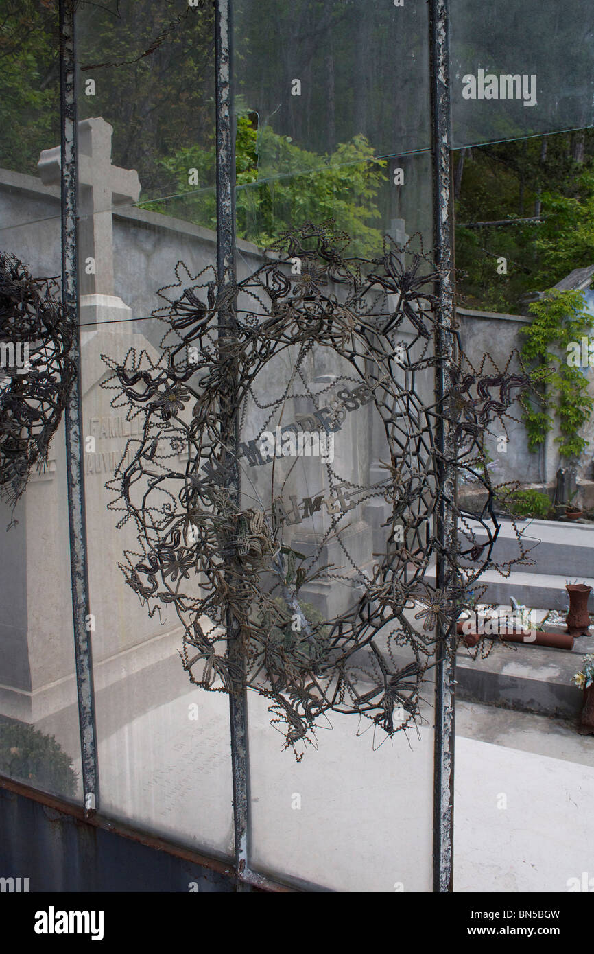 "Une couronne de décolorées ma maitresse aimée" dans le verre tombe familiale dans un cimetière français Banque D'Images