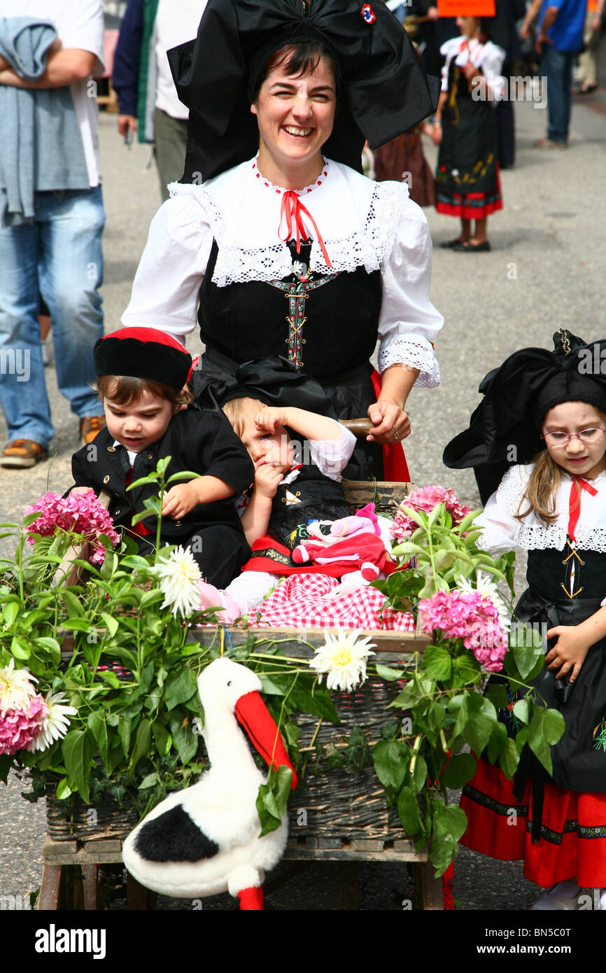 Fête traditionnelle dans un petit village alsacien en France Banque D'Images