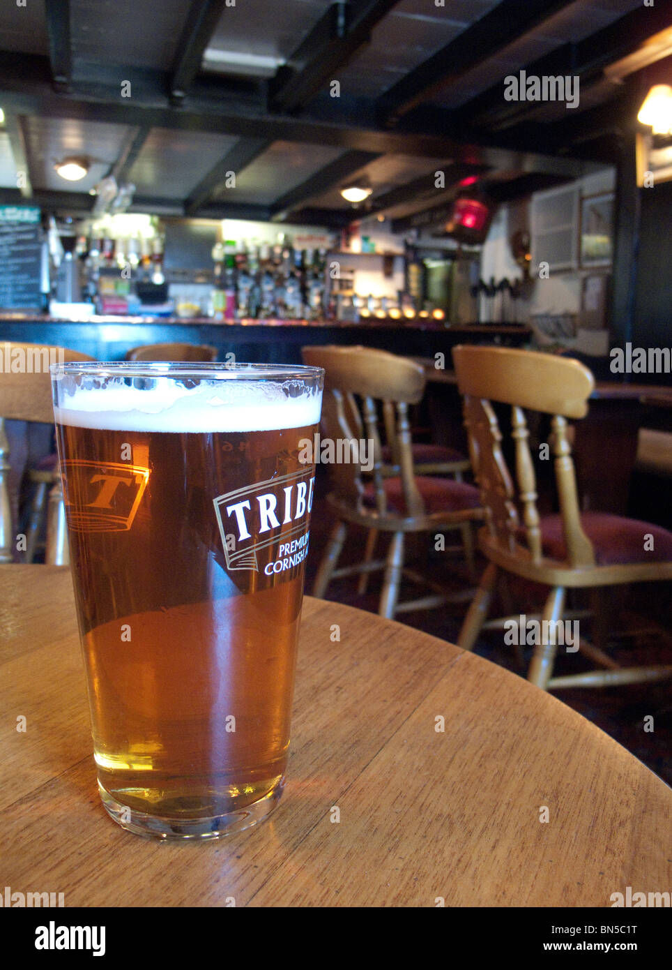 Cornwall Angleterre verre pinte pub à bière bar alcool de bière traditionnelle ancienne Ship Inn Mousehole Banque D'Images