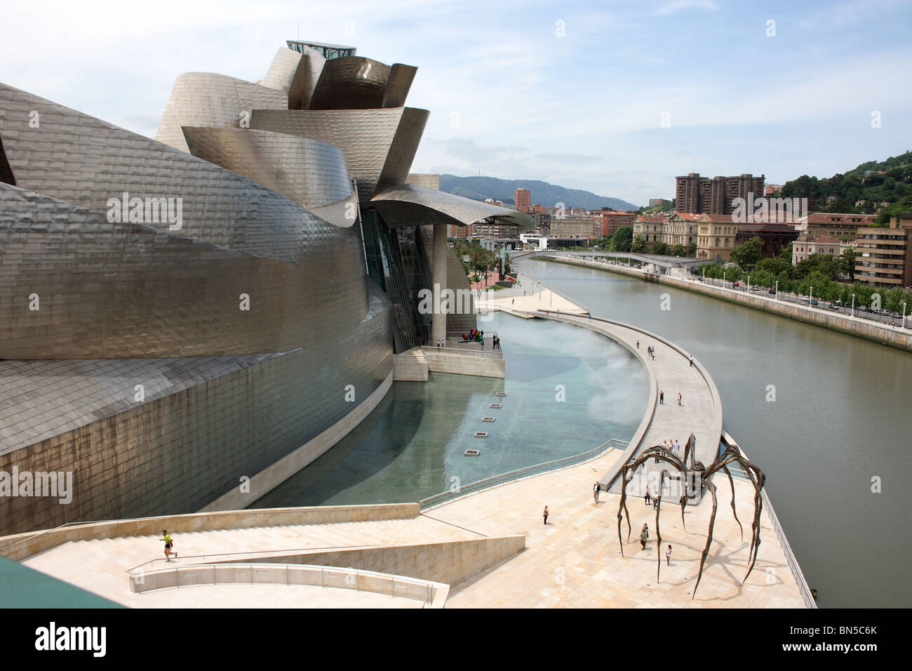Musée Guggenheim de Bilbao, de Puente Principes de Espana (Puente de La Salve), Bilbao, Pays Basque, Pays Basque, Espagne Banque D'Images