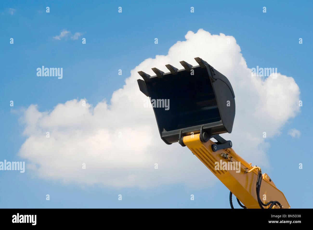 Pelle bulldozer en face de ciel bleu Banque D'Images