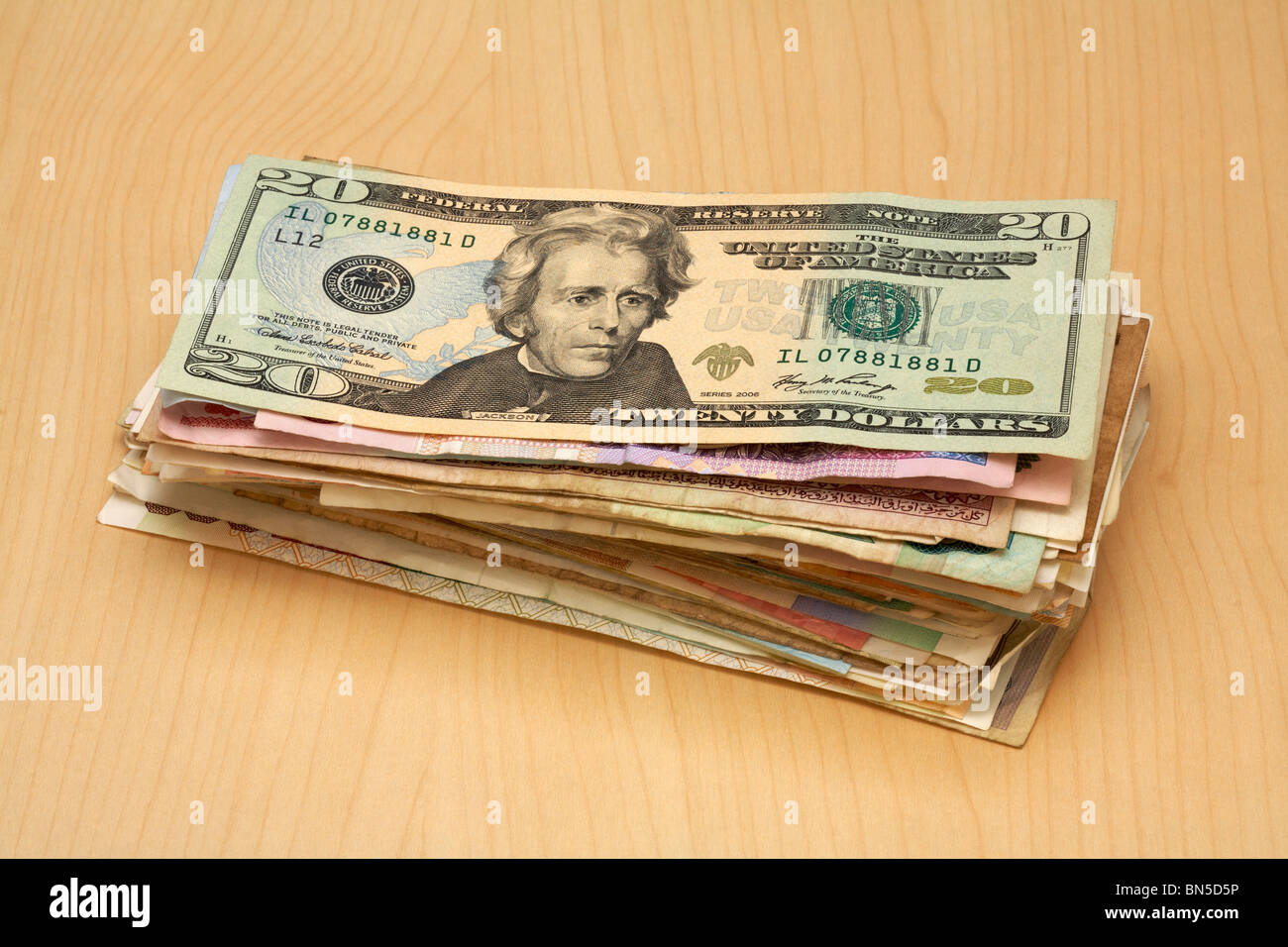 Pile de billets de monnaie internationale 20 $ US Dollar Bill sur le dessus Banque D'Images