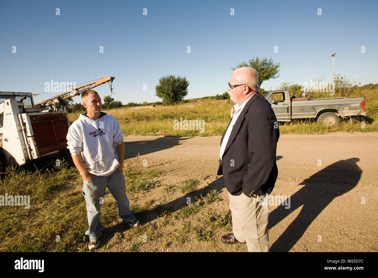 Visite de l'agent de libération conditionnelle en liberté conditionnelle dans le domaine. En vérifiant et en vous assurant que le libéré conditionnel est conforme aux exigences de la libération conditionnelle. Banque D'Images