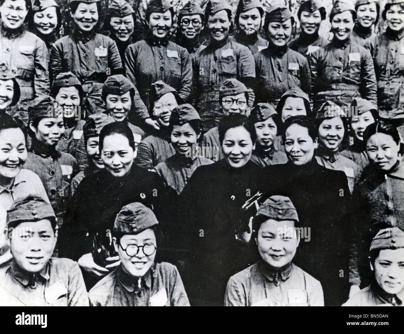 Épouses Madames nationaliste chinois Sun Yat-Sen, Chiang-Kai-Shek et HH Kung avec les femmes soldats nationalistes sur 1943 Banque D'Images