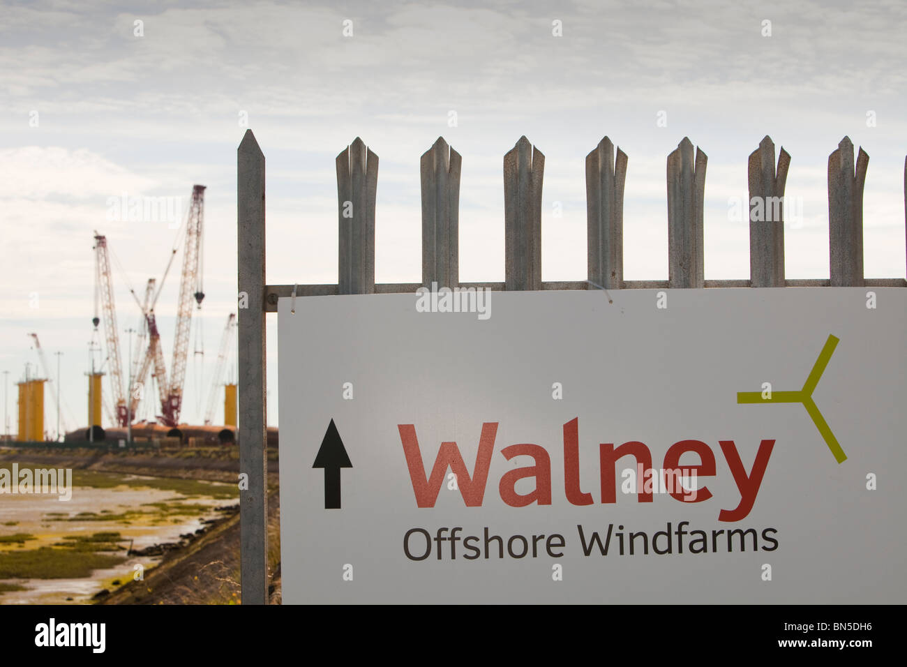 La fabrication des fondations d'éoliennes off-shore, à Dong Energy's site dans Barrow in Furness, Cumbria, Royaume-Uni. Banque D'Images