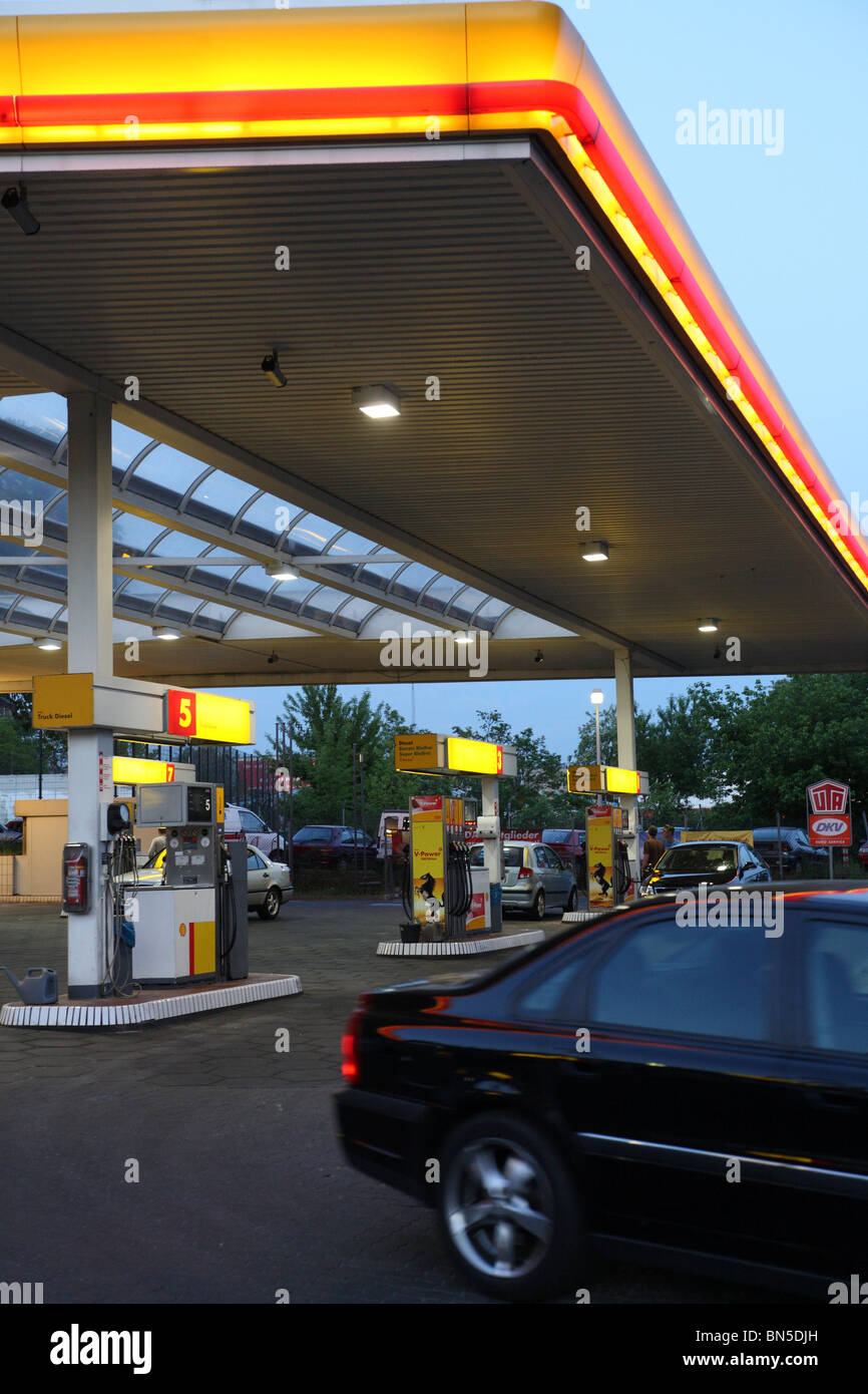 Une station service Shell, Berlin, Allemagne Banque D'Images