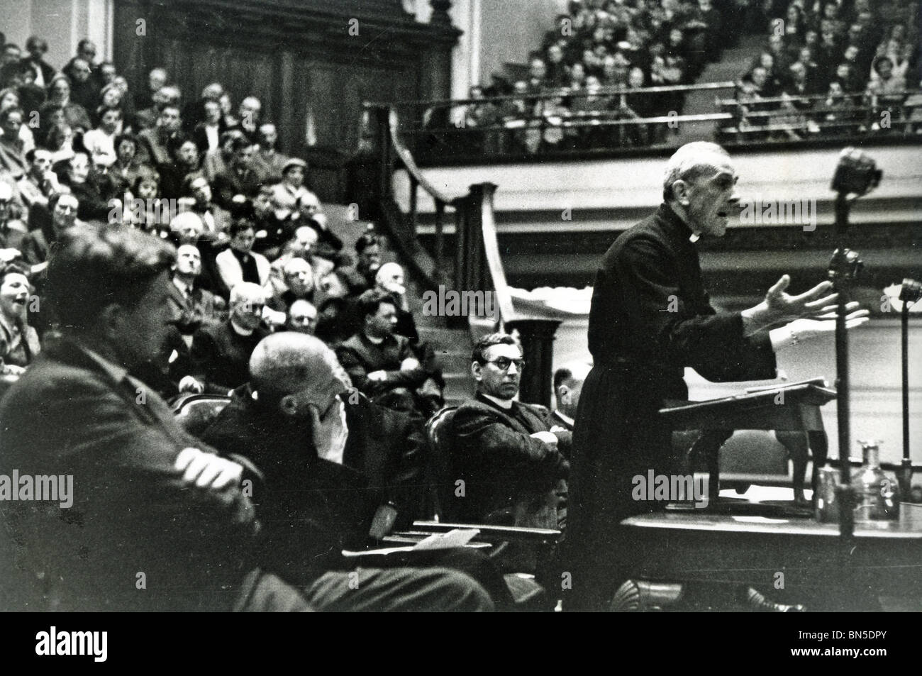 TREVOR HUDDLESTON (1913-98) prêtre Anglican, faire un discours anti-apartheid au Central Hall de Westminster -voir description ci-dessous Banque D'Images