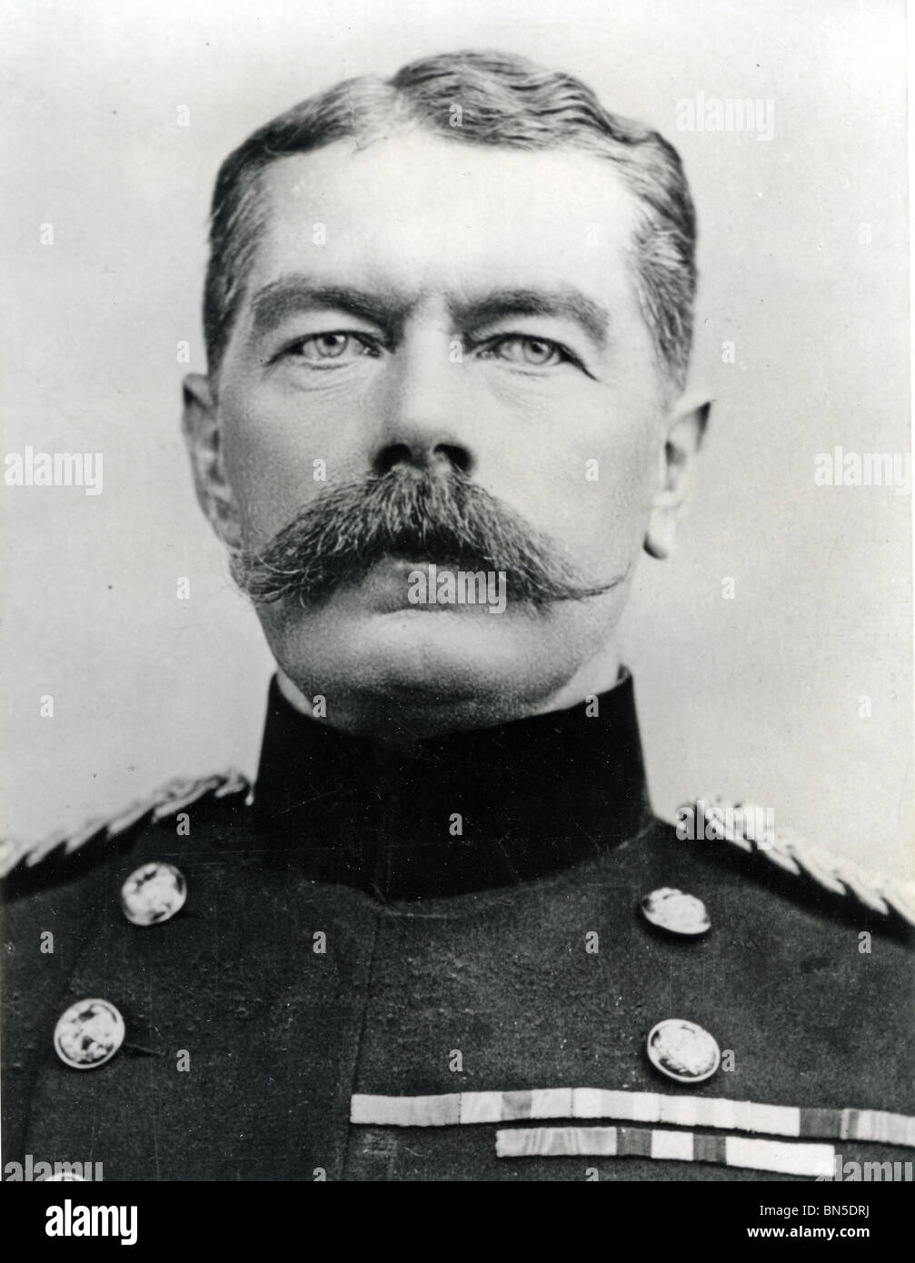 Le Maréchal HORATIO KTCHENER (1850-1916) décoré soldat britannique dont le visage apparaît sur une série d'affiches de la WW1 Banque D'Images