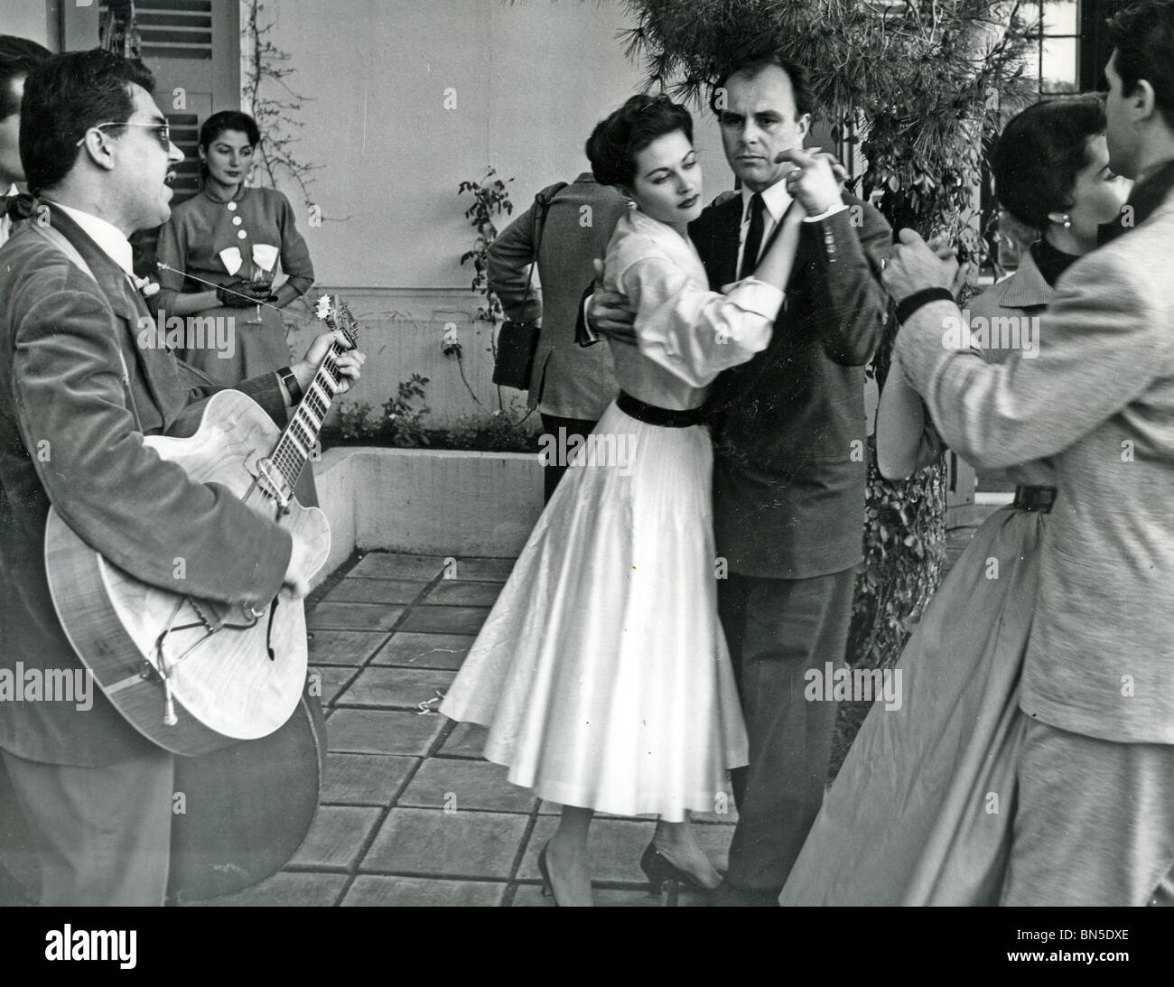 YVONNE DE CARLO actrice nous danse avec le Prince Aly Khan à sa villa  pendant le Festival de Cannes 6 Mai 1952 Photo Stock - Alamy