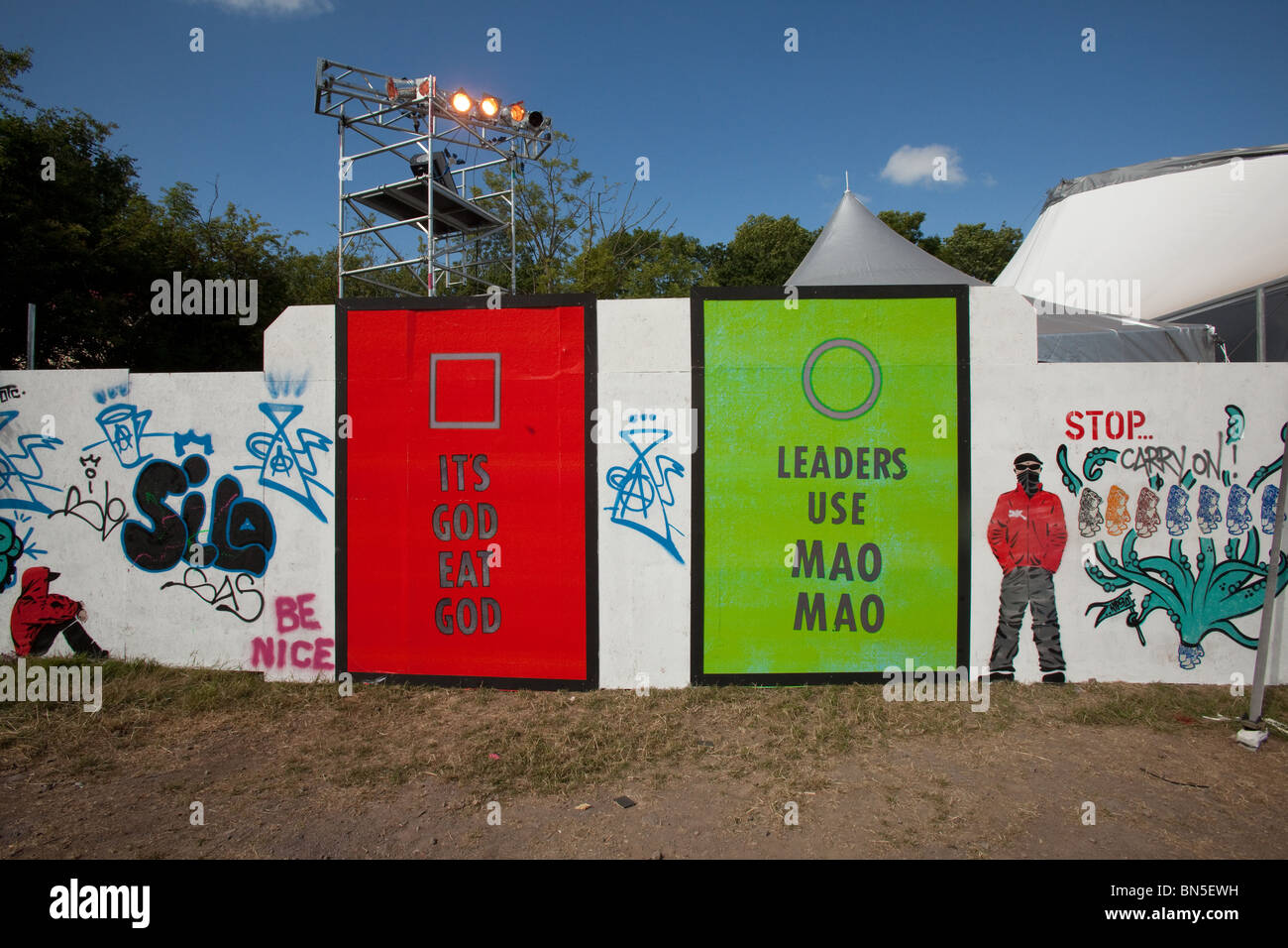 Graffiti dans la région de Shangri-la de Glastonbury Festival 2010, digne ferme, Somerset, Angleterre. Banque D'Images