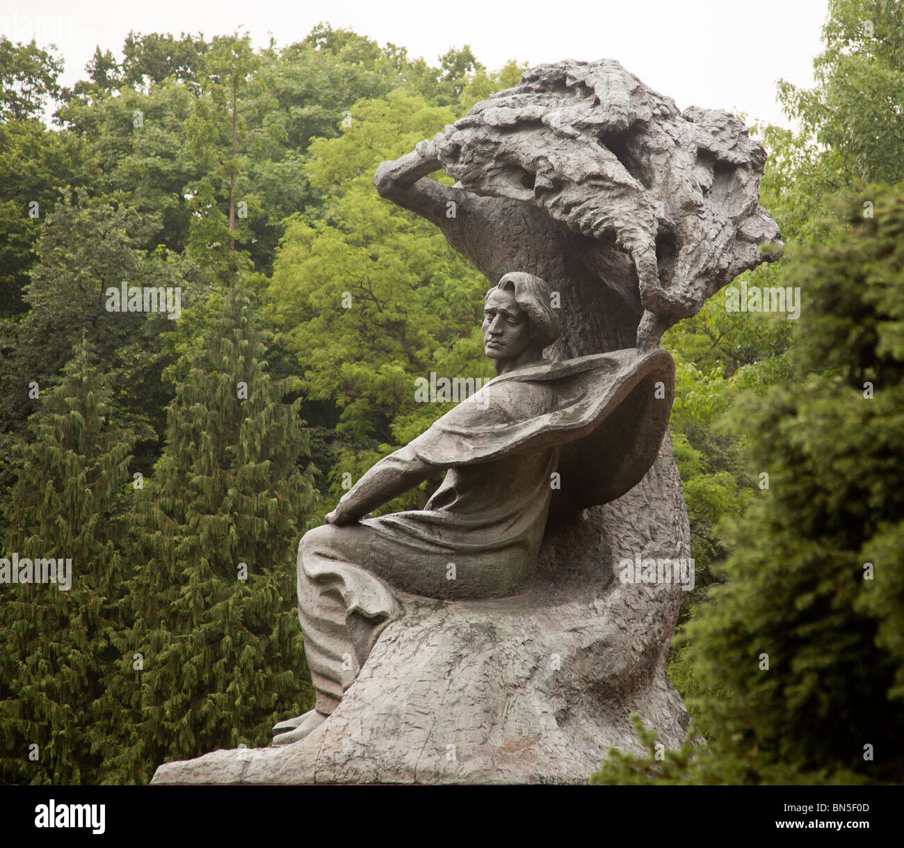 Statue sculptée de Frédéric Chopin dans le parc Royal de Varsovie Pologne Banque D'Images