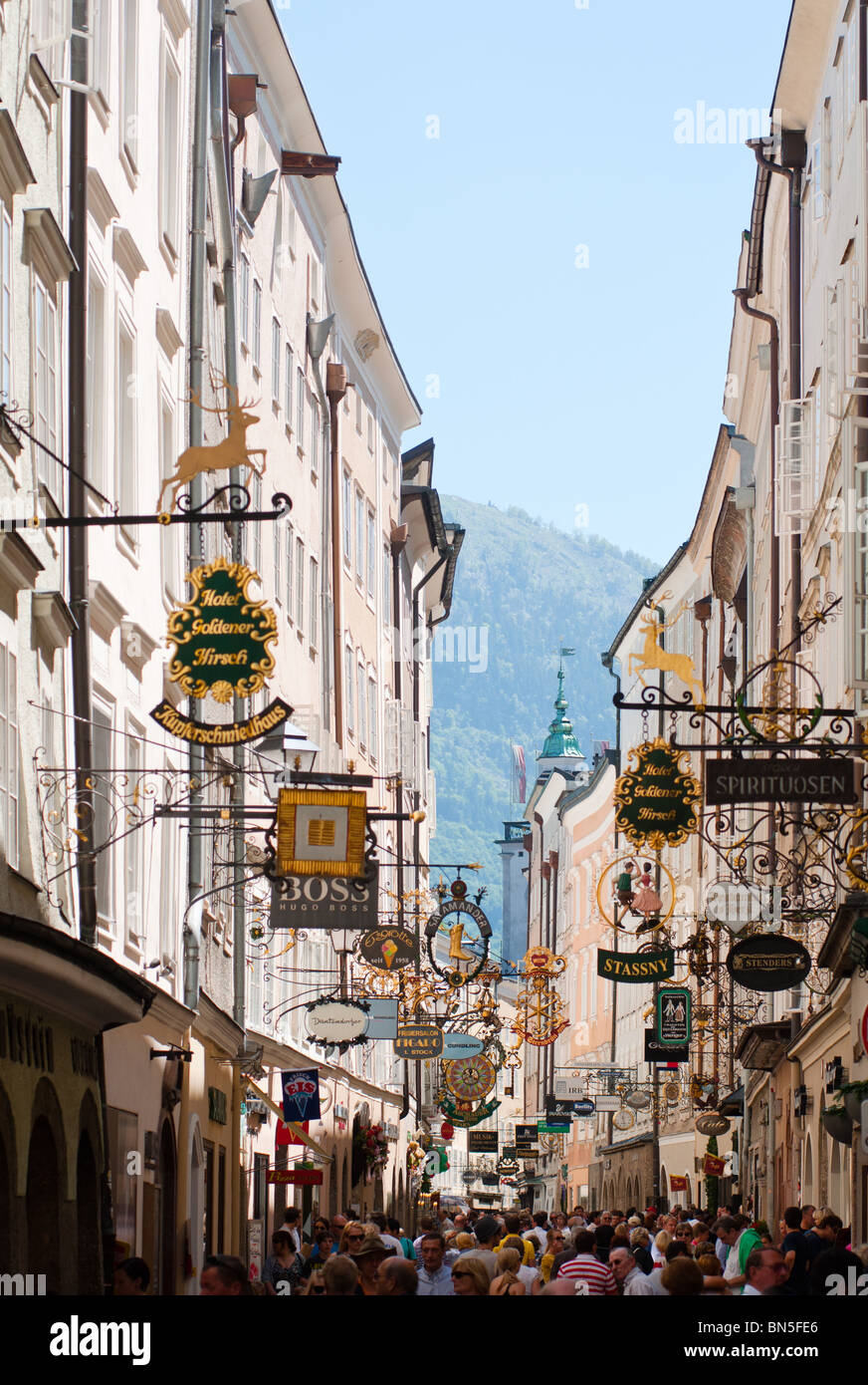 La principale rue commerçante de Salzbourg, Autriche. Banque D'Images