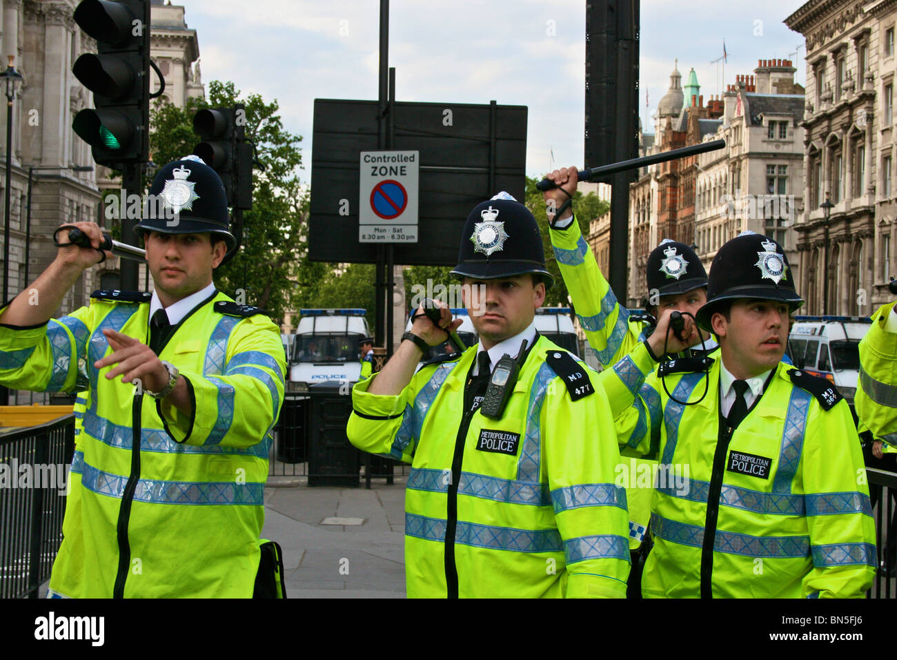Soulever leurs matraques de police de manifestants au cours d'une visite de l'ancien président américain George Bush à Londres en 2008. Banque D'Images