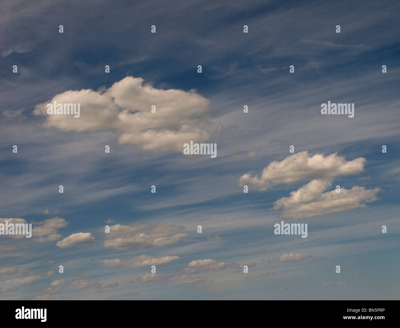 Cumulus et Cirrus nuages dans le ciel bleu. Banque D'Images