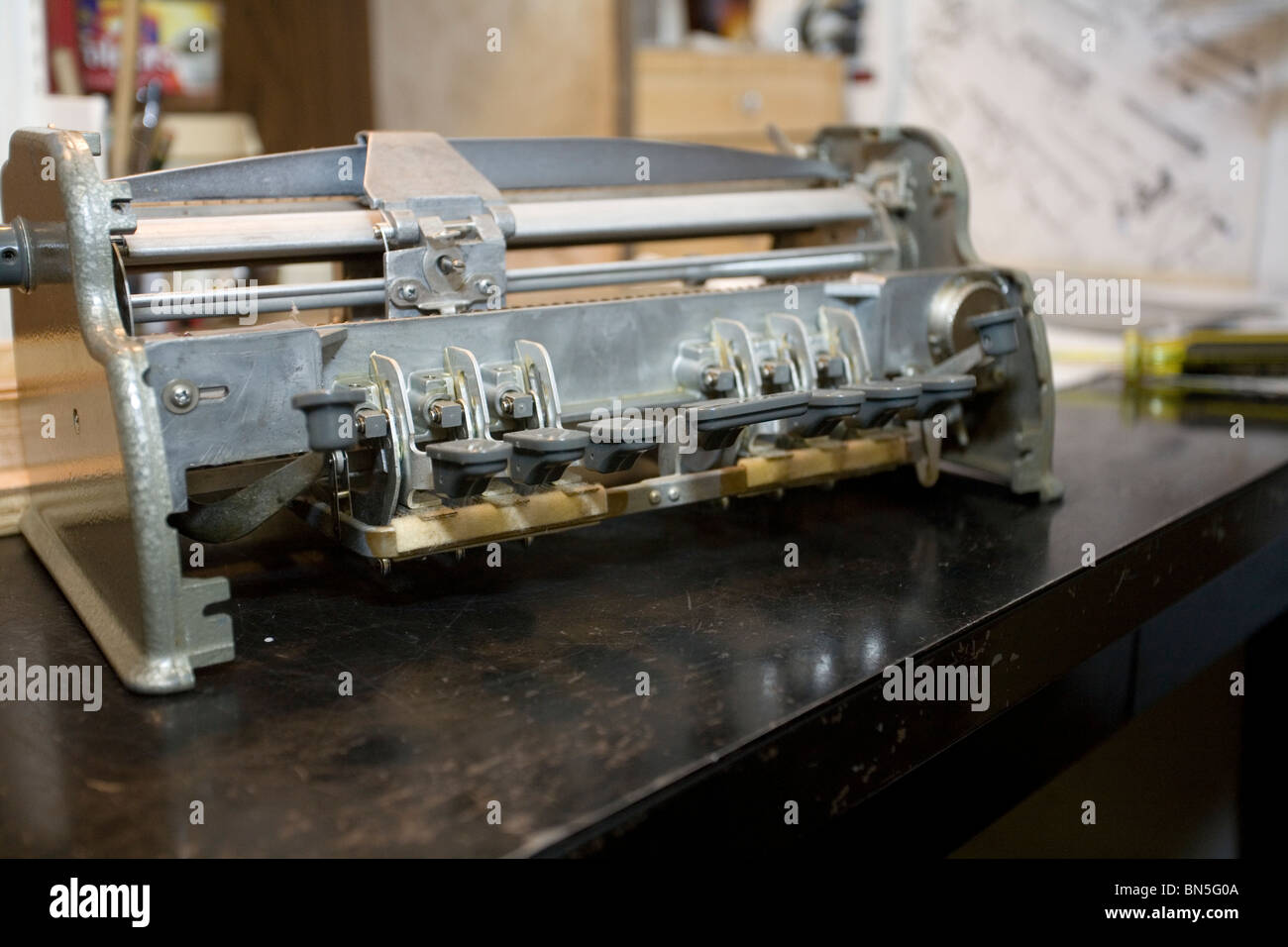 Réparation de machine à écrire braille Braille dans le shop dans le pénitencier de l'État du Nebraska, Lincoln, Nebraska. Banque D'Images