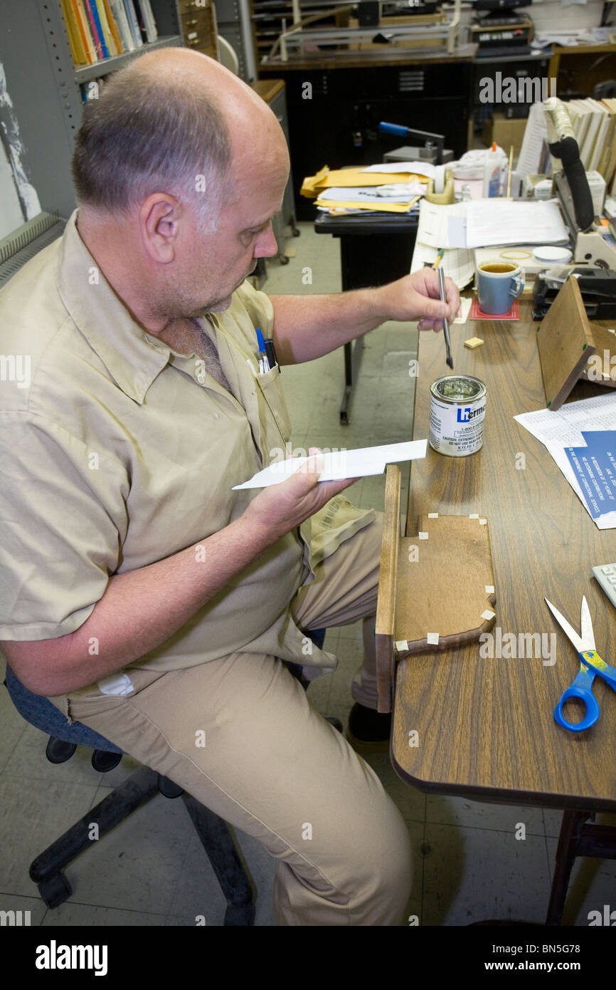 Faire travailler des détenus à l'plaques Nebraska State Penitentiary. Programmes de travail sont importants pour la réadaptation des détenus. Banque D'Images