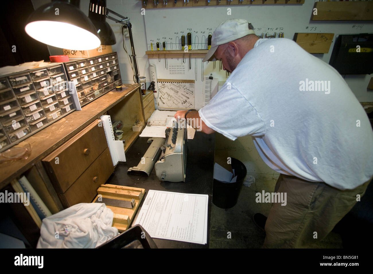 Réparation de machine à écrire en braille des détenus. Le pénitencier de l'État du Nebraska Programme Braille est connu partout en dehors de l'état. Banque D'Images