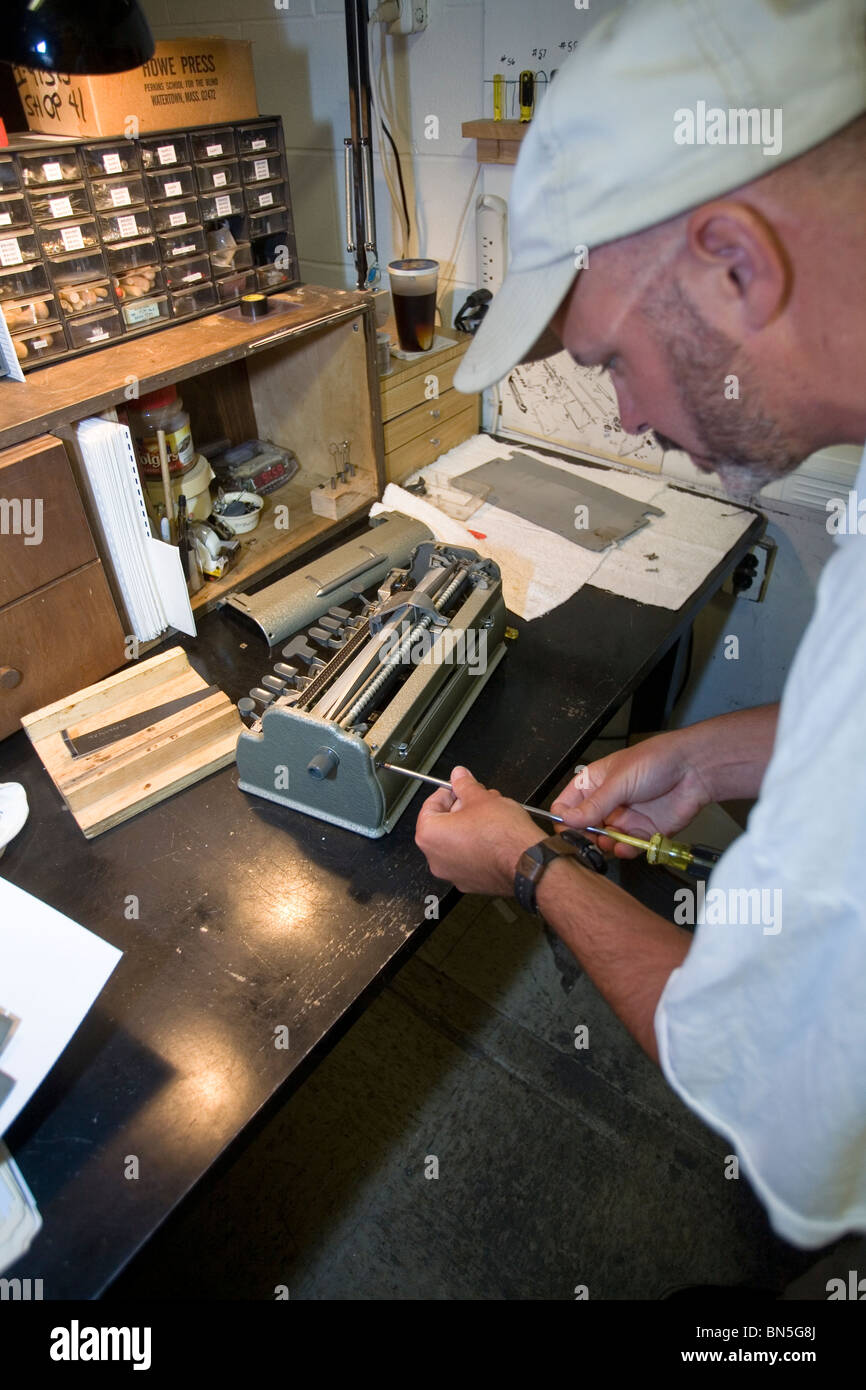 Réparation de machine à écrire en braille des détenus. Le pénitencier de l'État du Nebraska Programme Braille est connu partout en dehors de l'état. Banque D'Images