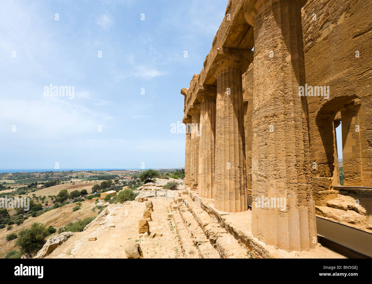 Le temple de Concordia avec une vue sur la campagne, la Vallée des Temples, Agrigente, Sicile, Italie Banque D'Images