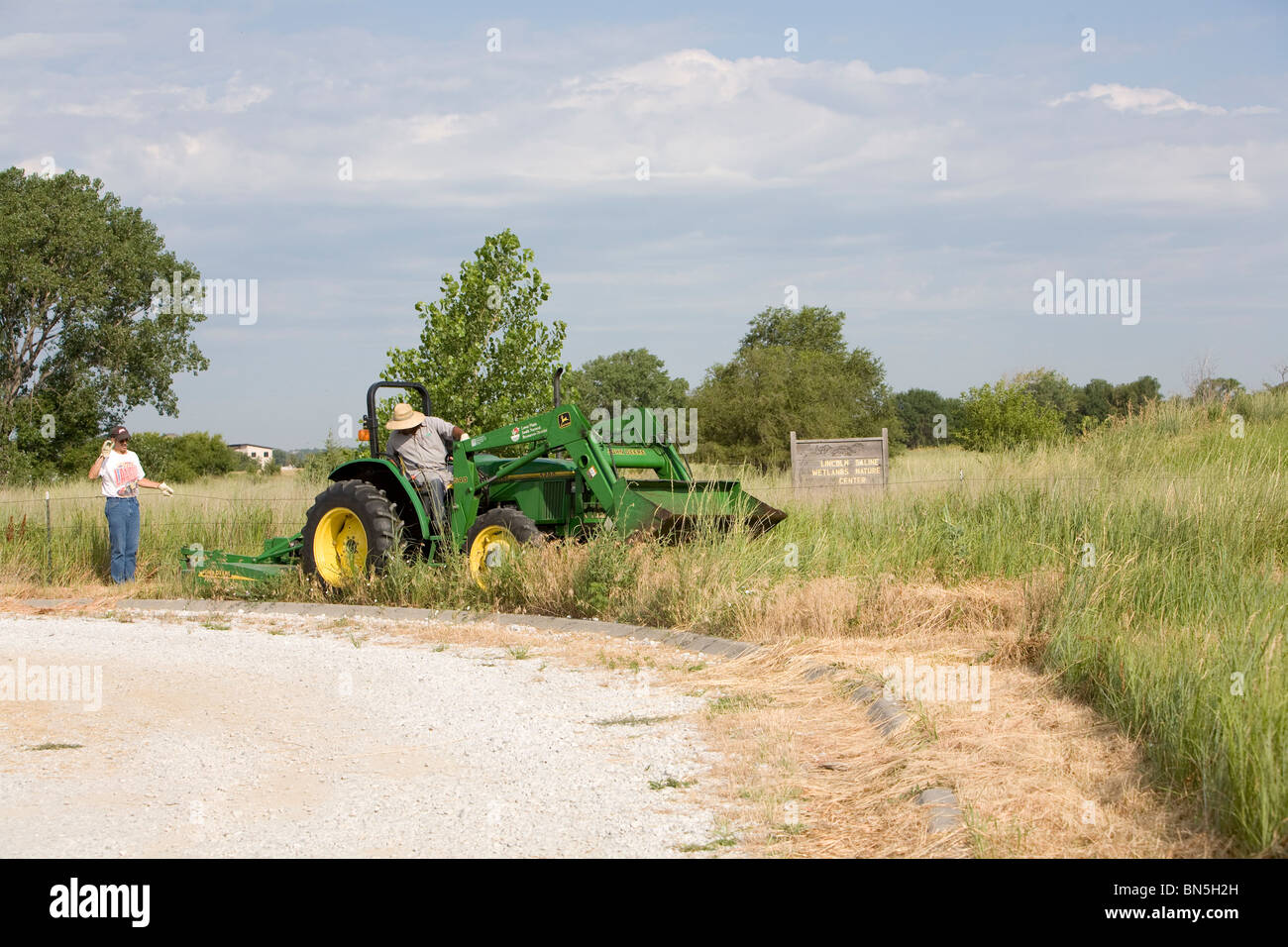 Les détenus qui travaillent sur le bord de la route pour couper des mauvaises herbes, garniture de l'herbe, ramassent les déchets. Le placement à l'extérieur, Lincoln, Nebraska, USA. Banque D'Images