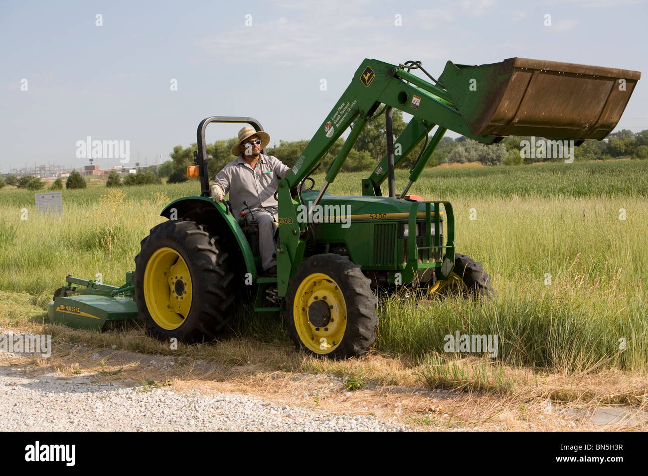 Les détenus qui travaillent sur le bord de la route pour couper des mauvaises herbes, garniture de l'herbe, ramassent les déchets. Le placement à l'extérieur, Lincoln, Nebraska, USA. Banque D'Images