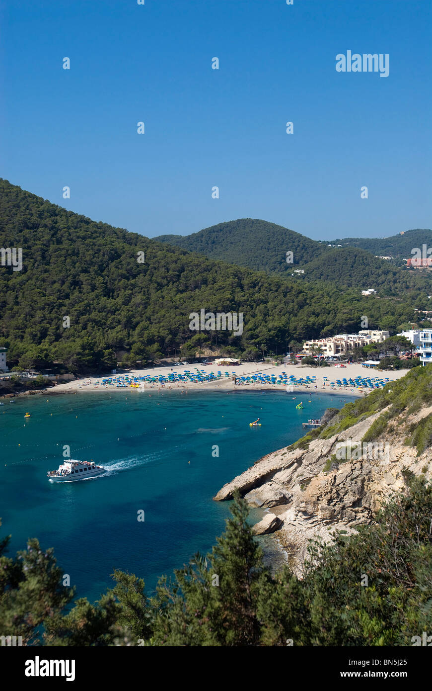 Baie et plage Cala Llonga, Ibiza, Baléares, Espagne Banque D'Images