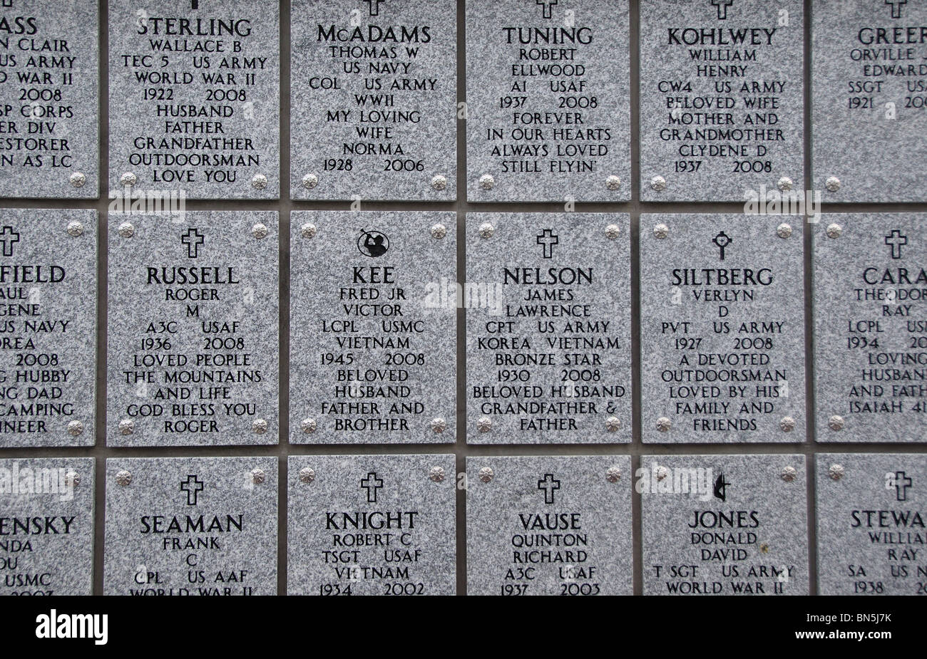 USA, Ohio, Boise, Dry Creek Cemetery, Veteran's Memorial Day sur mur de columbarium Banque D'Images