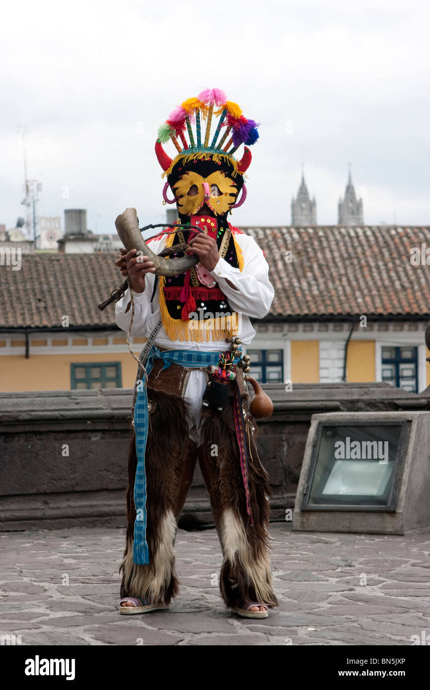 L'homme habillé en diable pour célébrer Noël à la Plaza de San Francisco de Quito, Équateur Banque D'Images