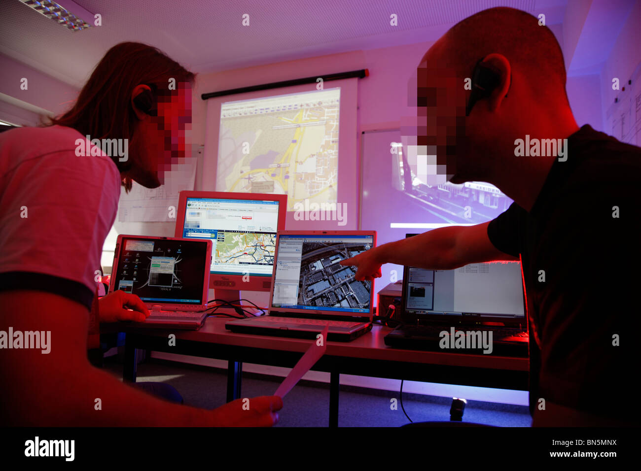 Unité spéciale de la police secrète pour l'observation des suspects. Avec le GPS, caméras, micros et la technologie vidéo. Banque D'Images