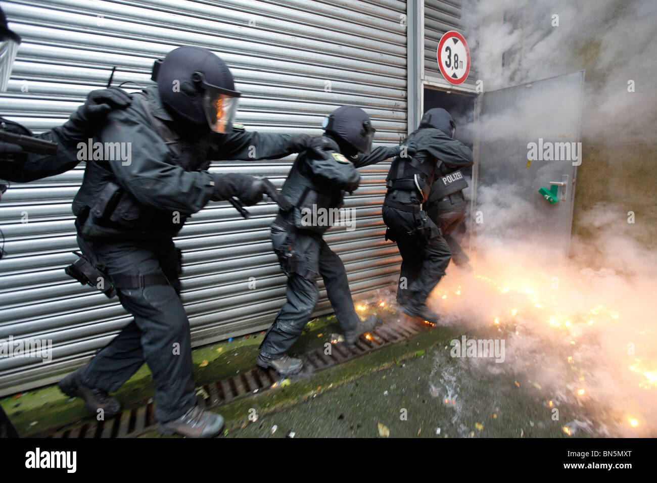 L'équipe SWAT de la police lors d'un exercice. L'unité de lutte contre le terrorisme et la criminalité, les forces de police spéciales. Banque D'Images