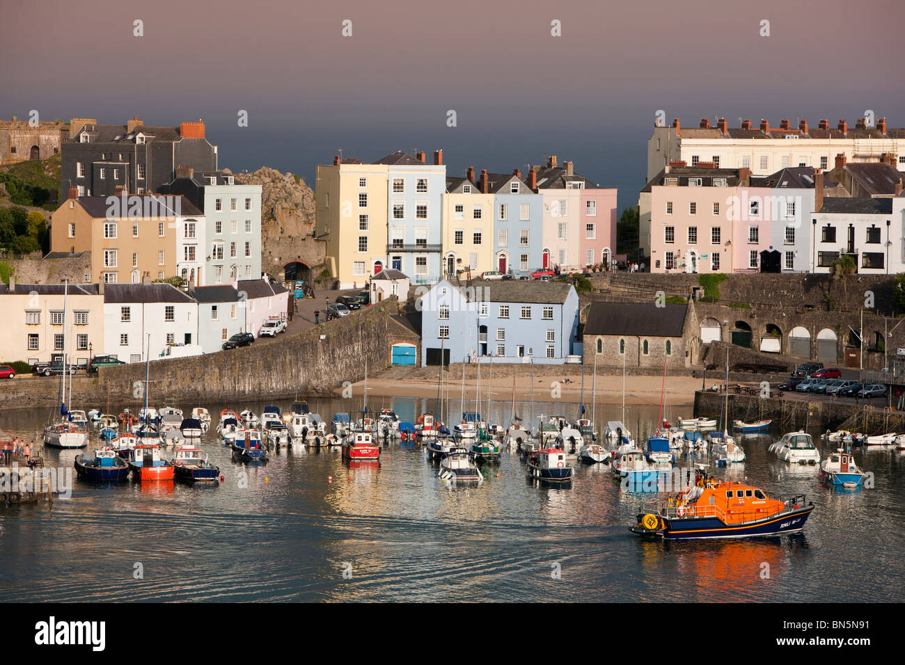 Le port de pêche et du port de la station balnéaire de Tenby à Cardigan Bay, Nouvelle-Galles du Sud Banque D'Images