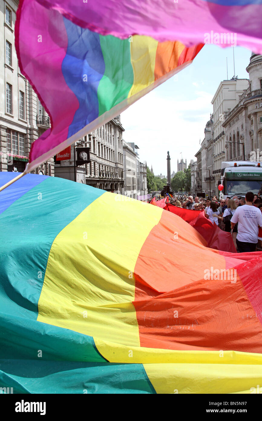 Drapeaux arc-en-ciel dans la rue Regent à la 40e anniversaire de fierté - Gay Pride Parade à Londres, le 3 juillet 2010 Banque D'Images