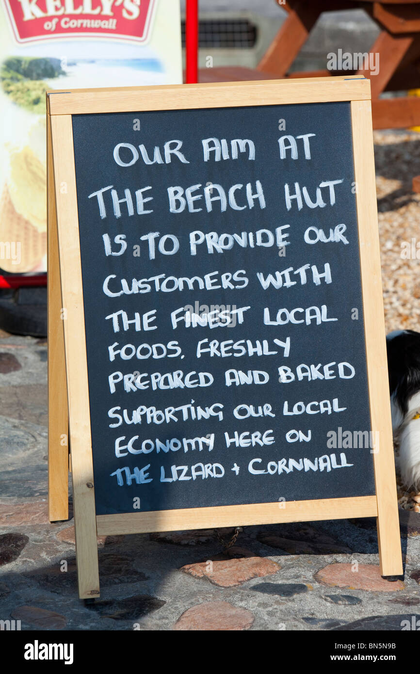 Un signe sur les produits locaux dans un café à proximité de Cadgwith Kennack Sands à Cornwall, UK. Banque D'Images