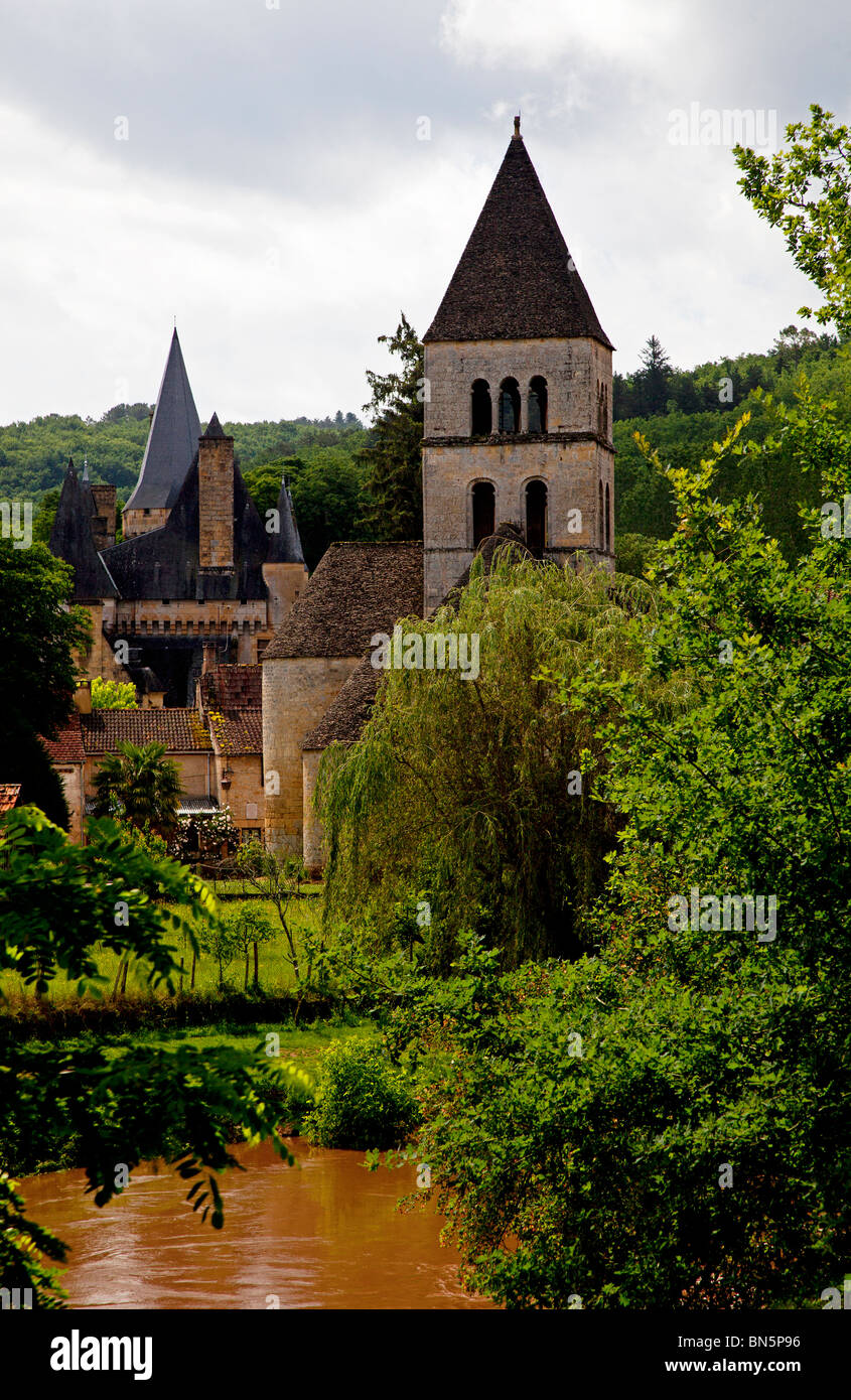 Château et église de Saint Leon de Vézère, Dordogne. Banque D'Images