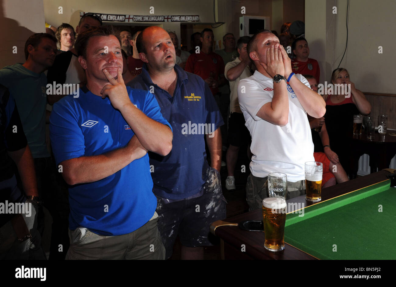 Angleterre football fans souffrent en silence tout en regardant la Coupe du Monde 2010 au pub Banque D'Images