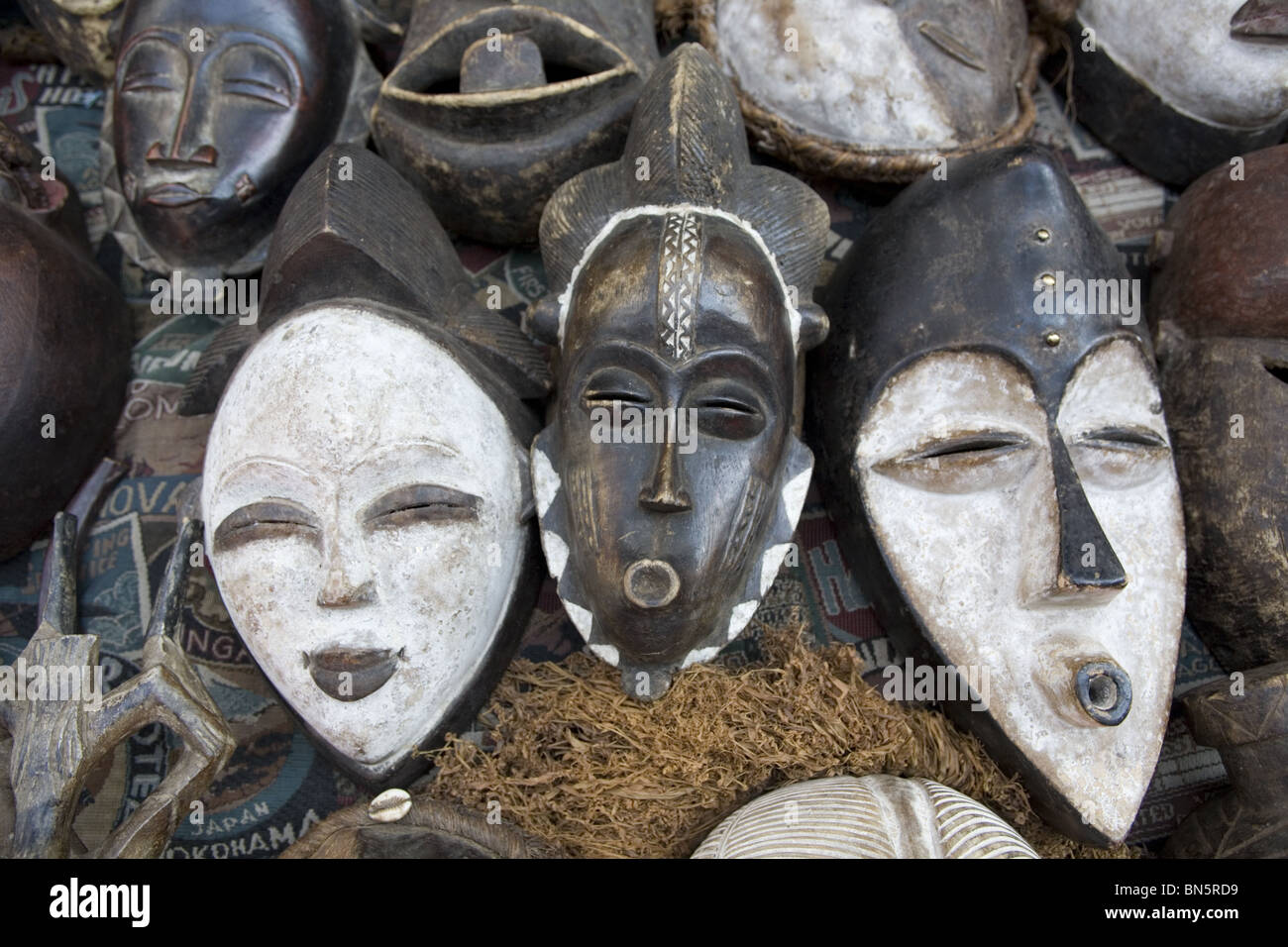 Masques africains à vendre en face du Musée d'Art Moderne de New York. Banque D'Images