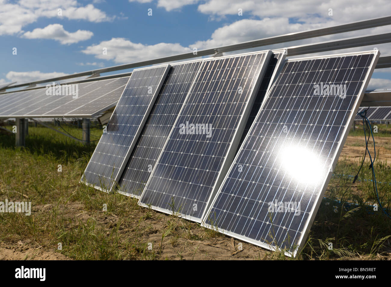 Des panneaux solaires en attente de l'installation dans une ferme solaire Banque D'Images