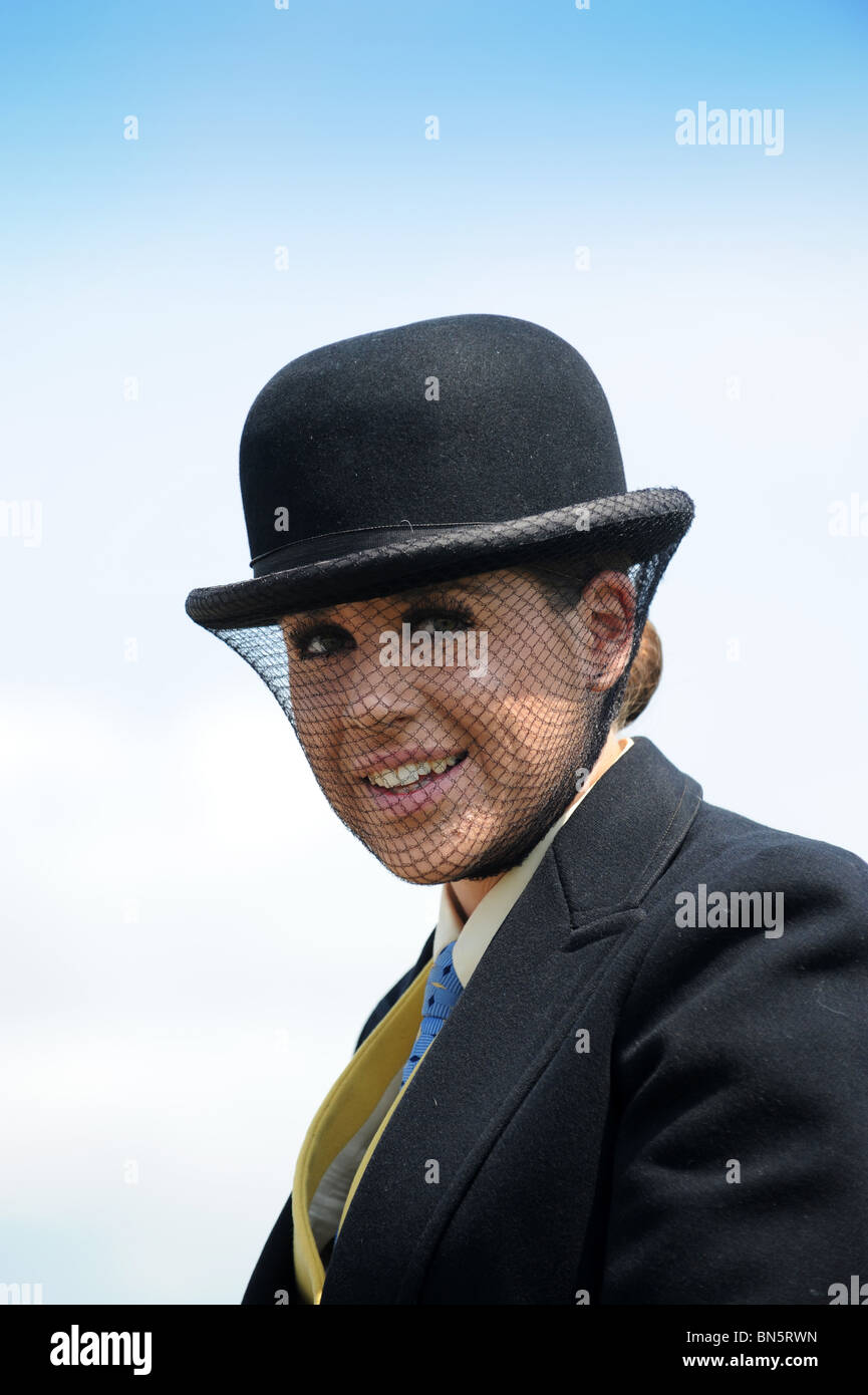 L Femme portant chapeau melon et voile à Shropshire County Show Banque D'Images