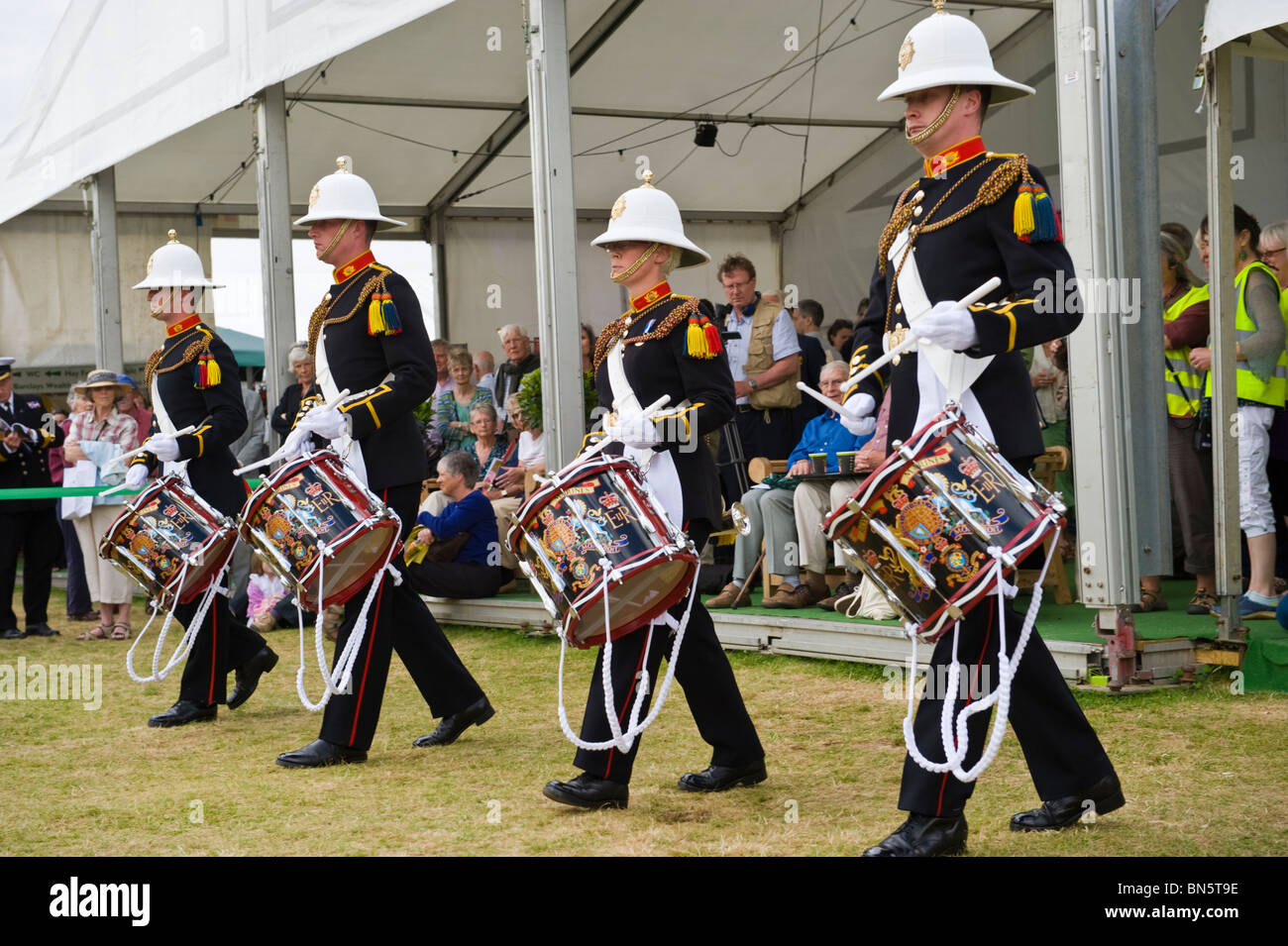 Royal Marines Corps de tambours de la CCT à Lympstone Hay Festival 2010 Hay-on-Wye Powys Pays de Galles UK Banque D'Images