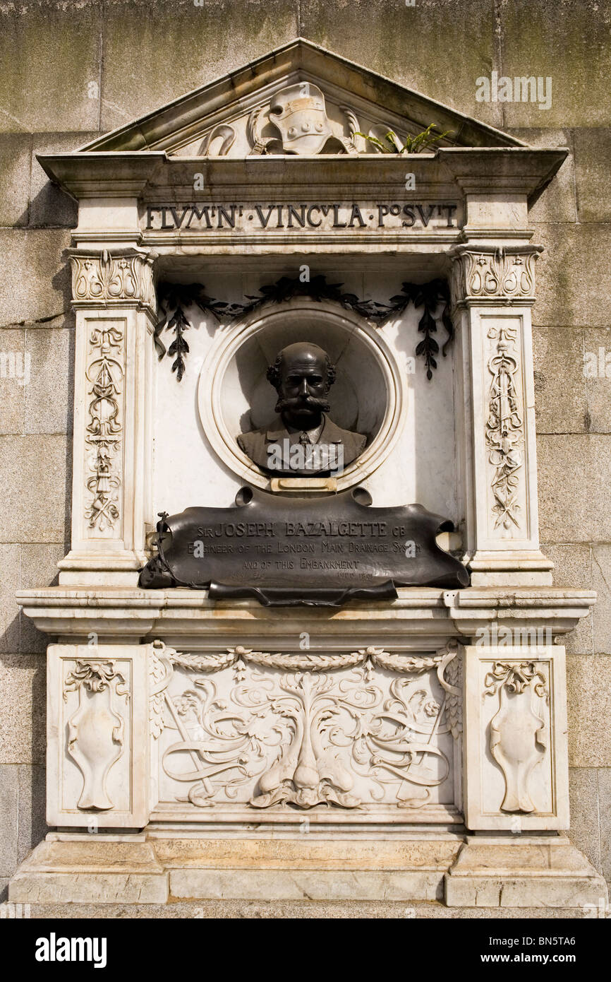 Le monument à sir Joseph Bazalgette à quai à Londres, Angleterre, Royaume-Uni. Banque D'Images