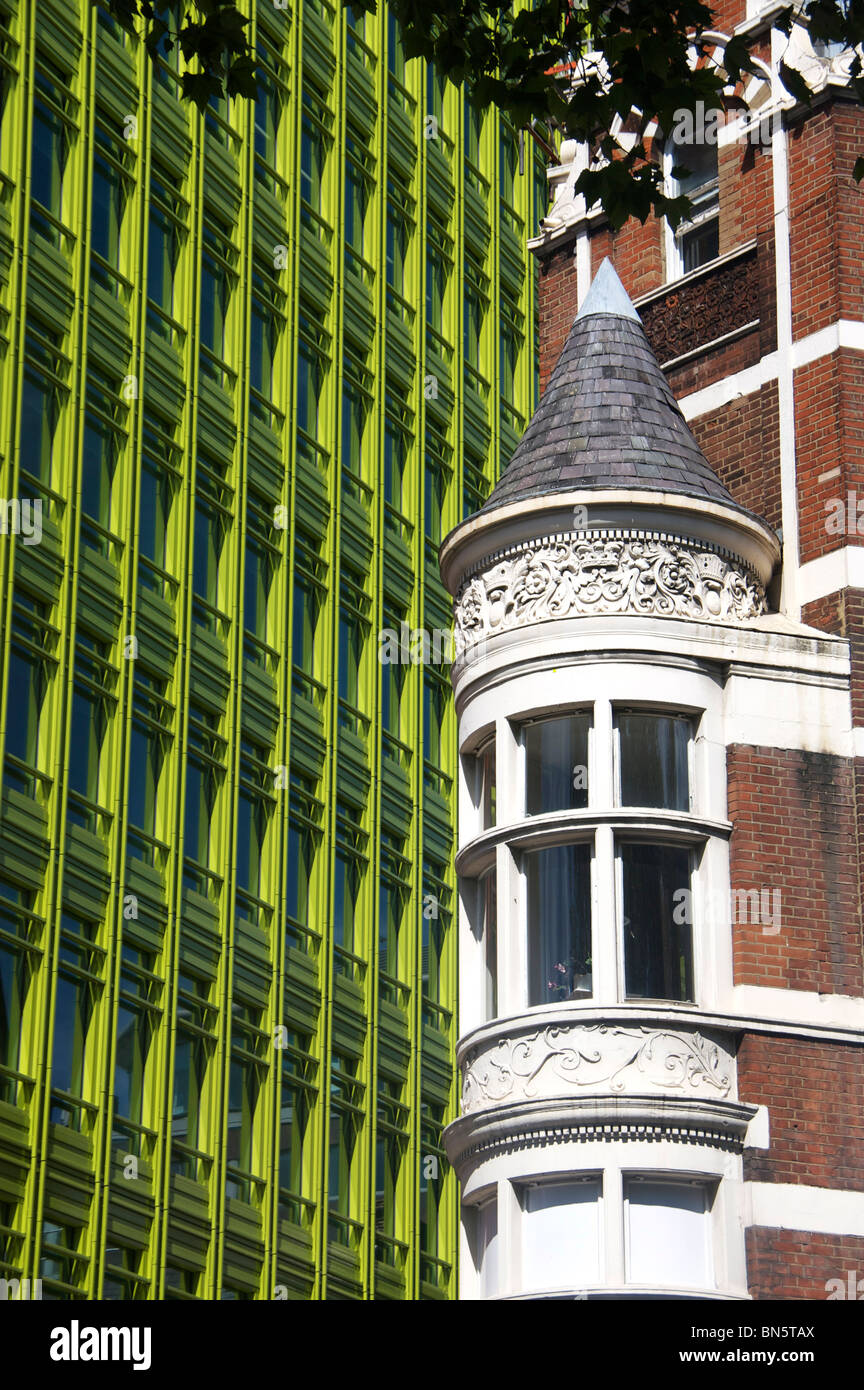 St Giles Central complexe conçu par Renzo Piano contraste avec tourelle du vieux bâtiment de l'atelier London England UK Banque D'Images