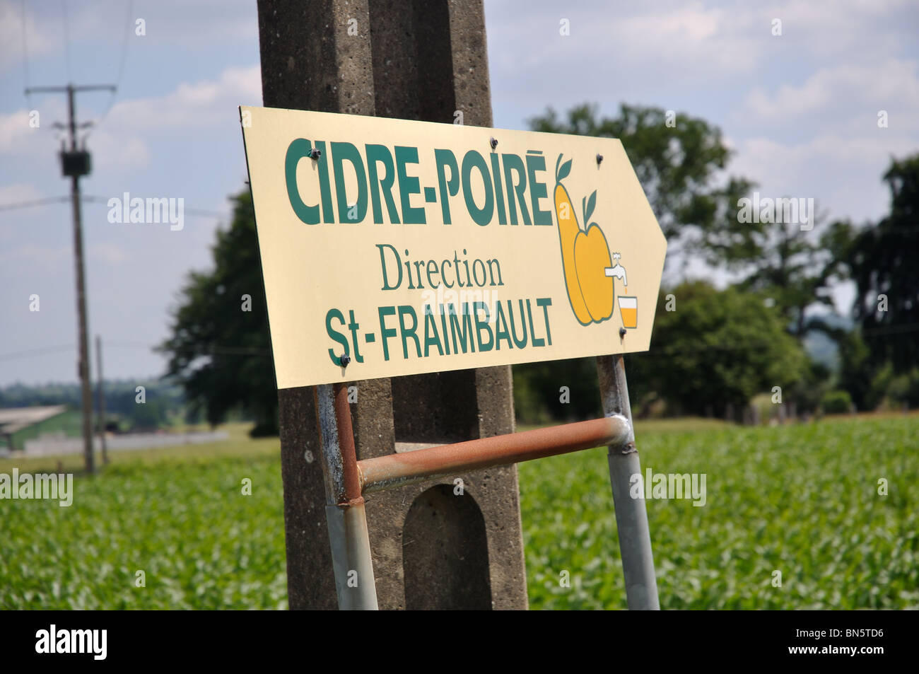 Signe pour le cidre et le poiré pour la vente de la ferme, St Fraimbault, Normandie, France. Banque D'Images